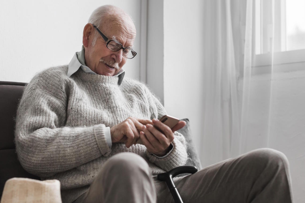 ¿Cómo se puede utilizar el Internet de las Cosas (IoT) para monitorear a las personas mayores?